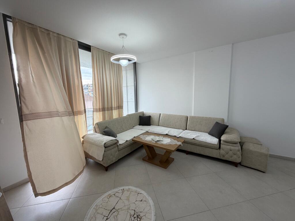 Jepet me qira apartament 2+1+2 + 🅿️ 📍 Don Bosko, pranë Fiori di Bosko 🏠 Apartamenti është totalisht i mobiluar 🛏️ 2 dhoma gjumi 🛋️ Sallon + kuzhinë 🚿 2 tualete 🚗 Post parkimi i përfshirë  💰 Çmimi: 800 € / muaj