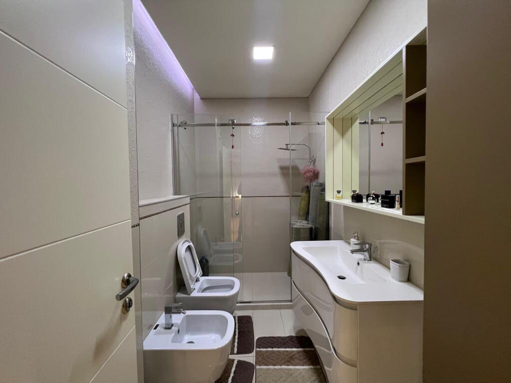 📣 QERA SUPER Apartament 2+1 Me 2 Tualete Dhe 2 Ballkone 📍 Zogu i Zi , Prane Ring Center ✨   🏢 Ndertim i Ri  🪜 Kati 5 (Me Ashensor)  📐 Siperfaqe Totale 147 m2  🛋️ Mobiluar Me Kushte Bashkekohore  ❌ Kusht Kontrate Noteriale   💶 Cmimi 1.100Euro Bruto