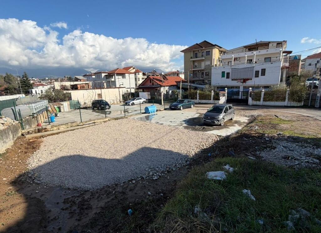 SHITET, TOKE, SAUK, TIRANE (530581007-116)
