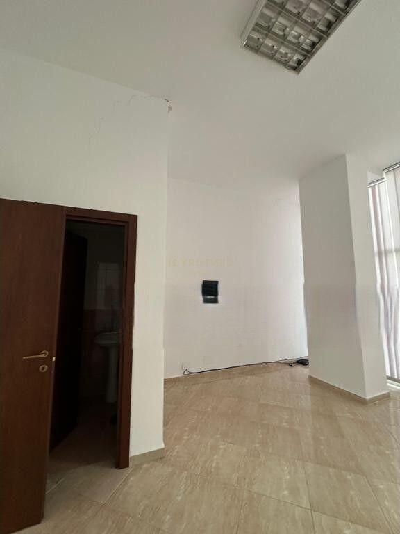 Locale commerciale (negozio) in affitto nella zona di Fresku 400 € /Mese