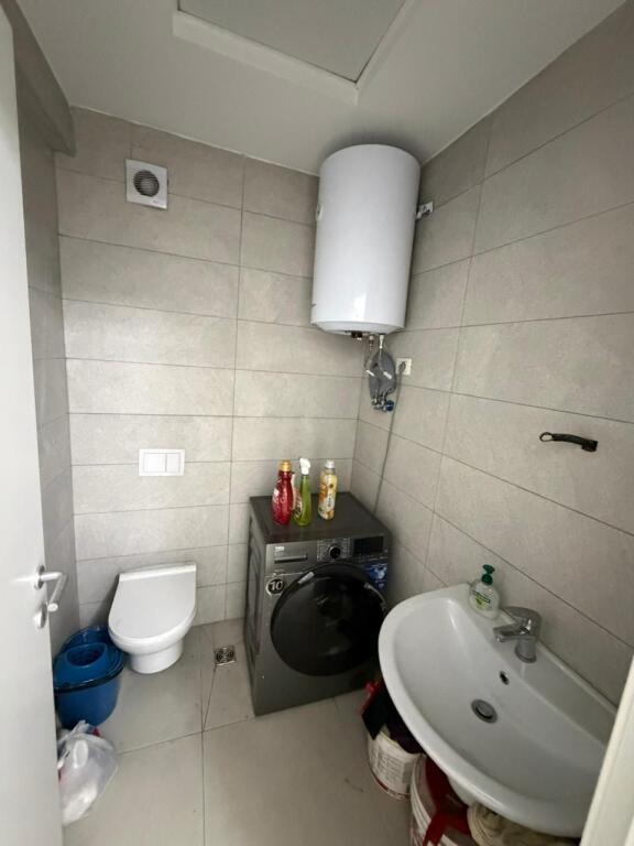 🏡 Jepet me qira apartament 2+1+2 + 🅿️ 📍 Don Bosko, pranë Fiori di Bosko💰 Çmimi: 800 € / muaj