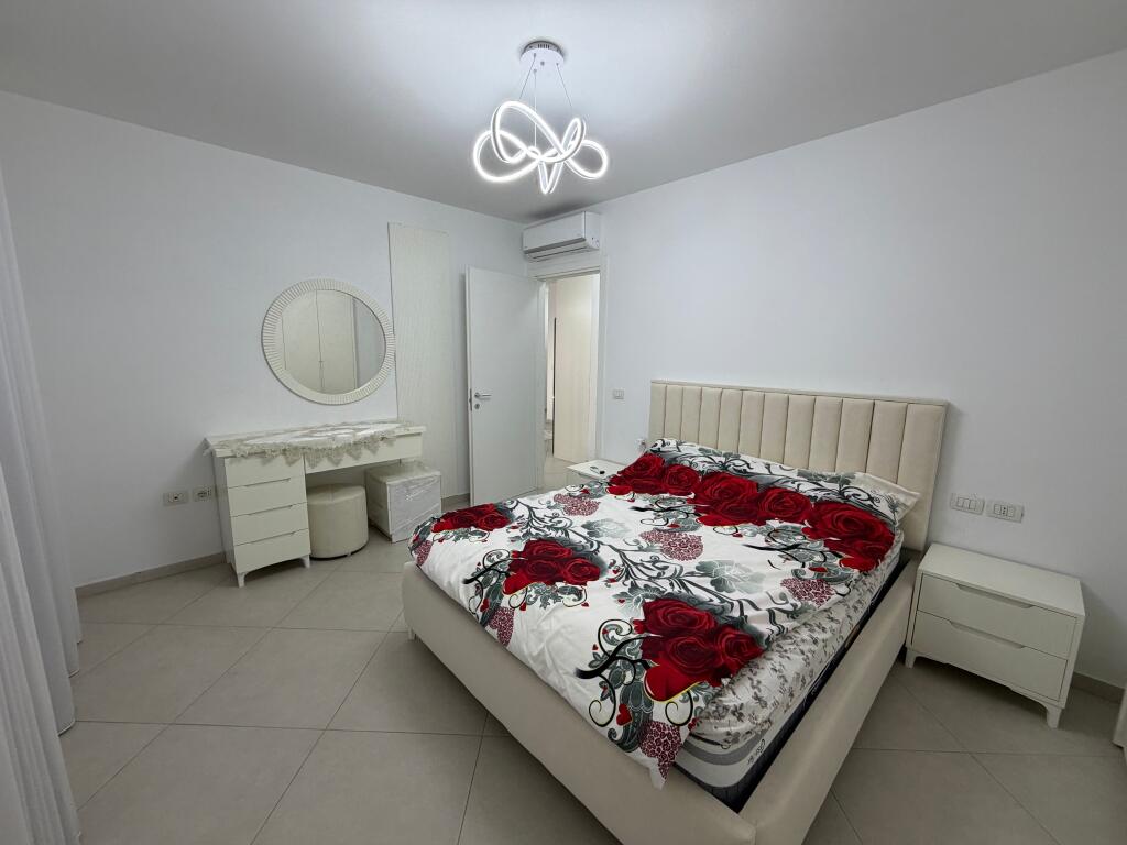 Jepet me qira apartament 2+1+2 + 🅿️ 📍 Don Bosko, pranë Fiori di Bosko 🏠 Apartamenti është totalisht i mobiluar 🛏️ 2 dhoma gjumi 🛋️ Sallon + kuzhinë 🚿 2 tualete 🚗 Post parkimi i përfshirë  💰 Çmimi: 800 € / muaj