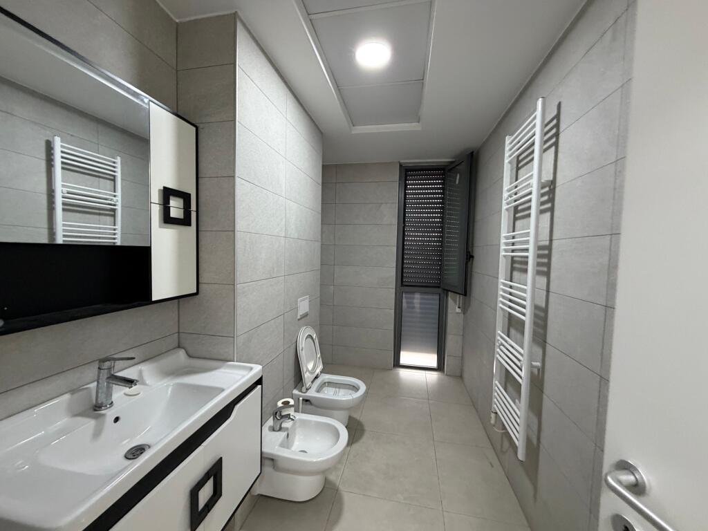 Jepet me qira apartament 2+1+2 + 🅿️ 📍 Don Bosko, pranë Fiori di Bosko 🏠 Apartamenti është totalisht i mobiluar 🛏️ 2 dhoma gjumi 🛋️ Sallon + kuzhinë 🚿 2 tualete 🚗 Post parkimi i përfshirë  💰 Çmimi: 800 € / muaj