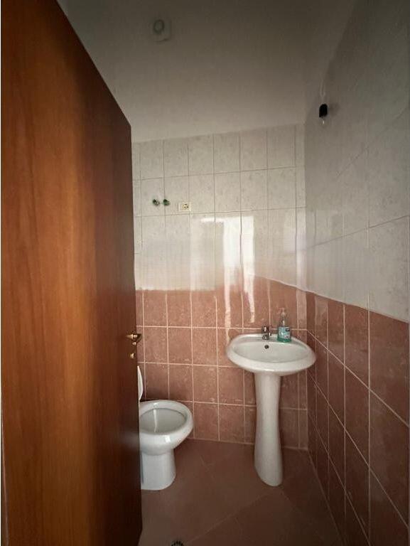 Locale commerciale (negozio) in affitto nella zona di Fresku 400 € /Mese