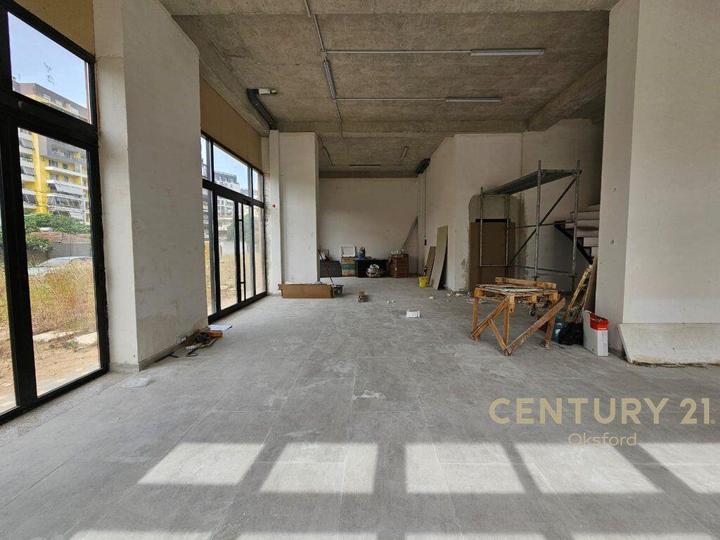 UNITÀ COMMERCIALE IN AFFITTO CON FACCIATA SU STRADA (ANGOLO), VICINO AL EX CAMPO DI AVIAZIONE 1.300 € /Mese