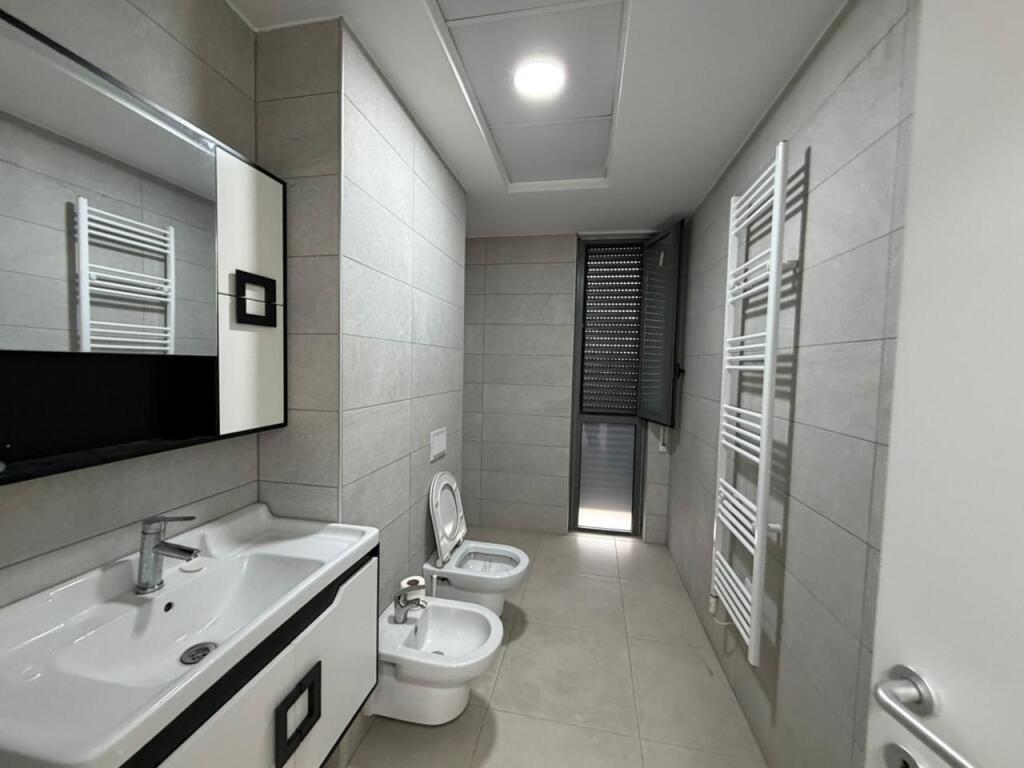 🏡 Jepet me qira apartament 2+1+2 + 🅿️ 📍 Don Bosko, pranë Fiori di Bosko💰 Çmimi: 800 € / muaj