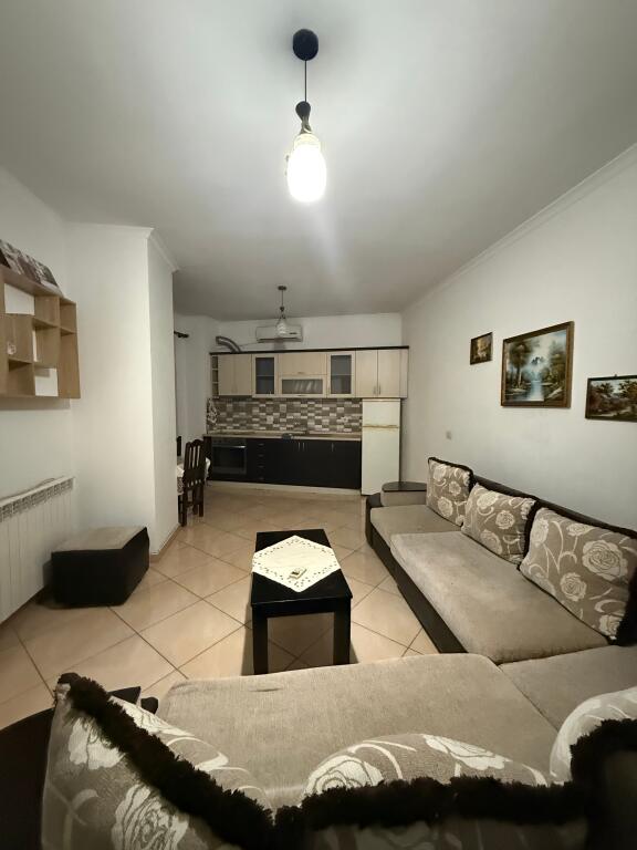 Jepet me qira – Apartament 1+1 📍 Porcelan, Rruga Xhanfize Keko