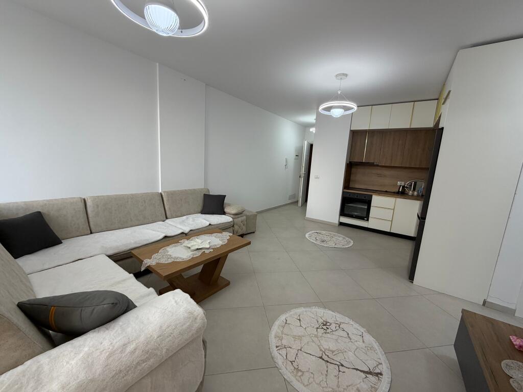Jepet me qira apartament 2+1+2 + 🅿️ 📍 Don Bosko, pranë Fiori di Bosko 🏠 Apartamenti është totalisht i mobiluar 🛏️ 2 dhoma gjumi 🛋️ Sallon + kuzhinë 🚿 2 tualete 🚗 Post parkimi i përfshirë  💰 Çmimi: 800 € / muaj