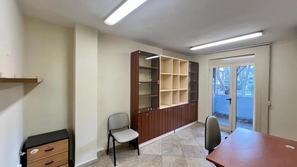Ufficio in Affitto: 4 Spazi di Lavoro📍Vasil Shanto (Vicino alla Tangenziale) - 55.000 Lek - Sup. 90m² || Posizione Vicino alla Strada Principale🔥