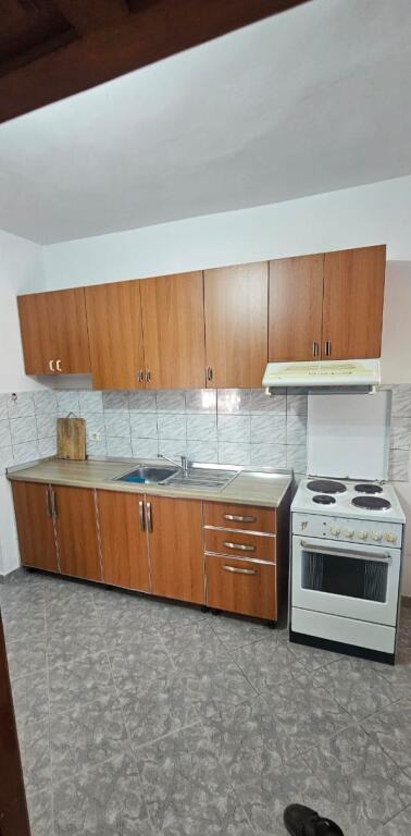 Affittasi casa 1+1, ex Parco degli autobus, via Babe Rexha 400 mila 
