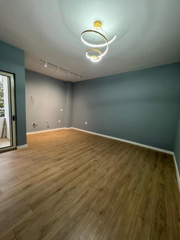 Shitet Apartament 2+1, Fresk