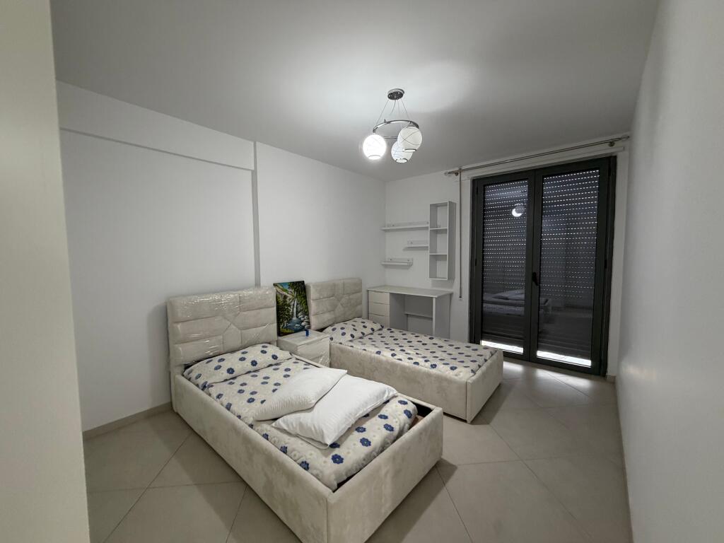 Jepet me qira apartament 2+1+2 + 🅿️ 📍 Don Bosko, pranë Fiori di Bosko 🏠 Apartamenti është totalisht i mobiluar 🛏️ 2 dhoma gjumi 🛋️ Sallon + kuzhinë 🚿 2 tualete 🚗 Post parkimi i përfshirë  💰 Çmimi: 800 € / muaj