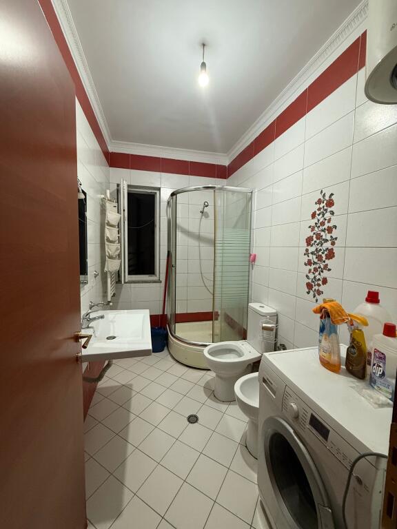 Jepet me qira – Apartament 1+1 📍 Porcelan, Rruga Xhanfize Keko