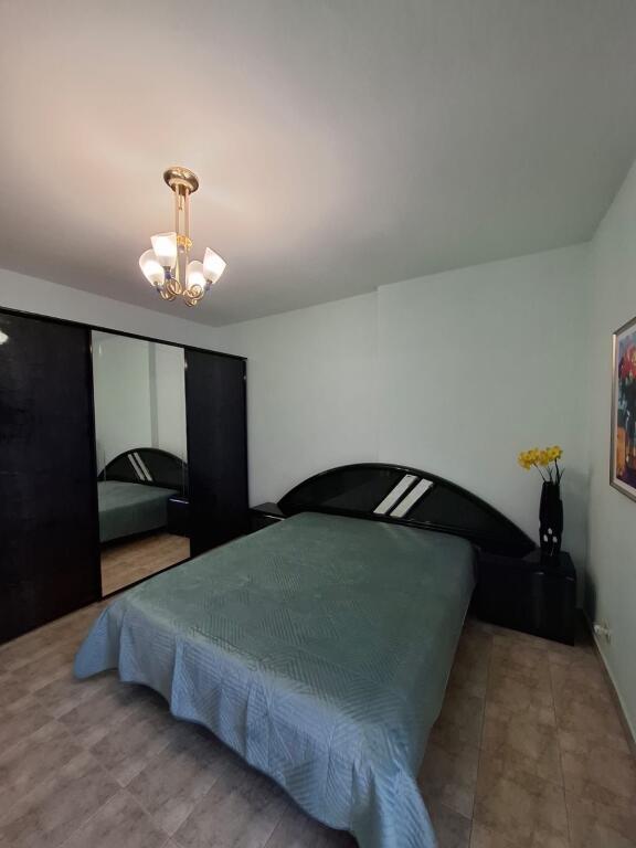Apartament 1+1, Komuna e Parisit!