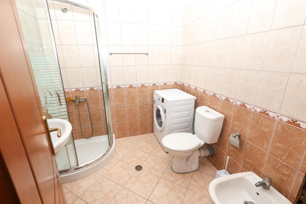 Apartament 2+1,te kopshti botanik afer pavarotit,700 euro