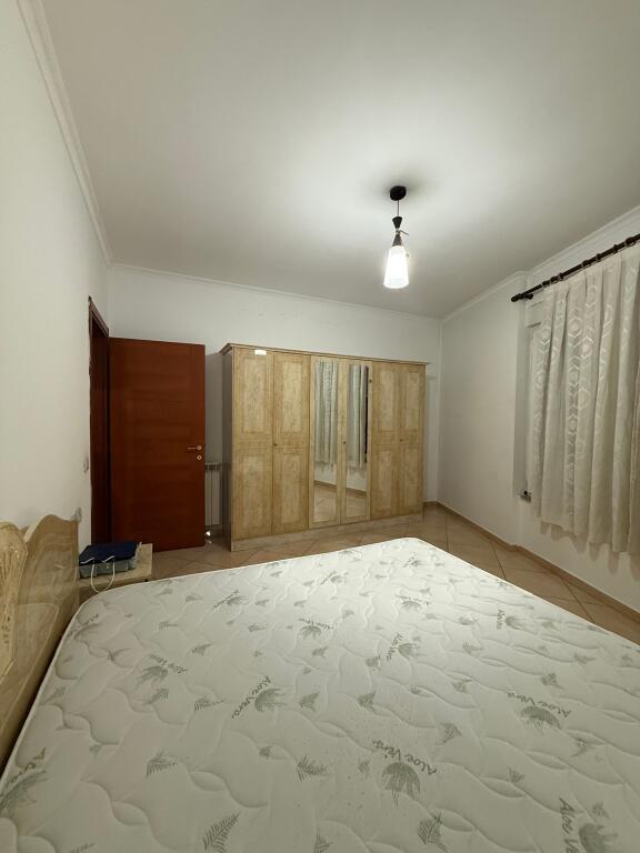 Jepet me qira – Apartament 1+1 📍 Porcelan, Rruga Xhanfize Keko