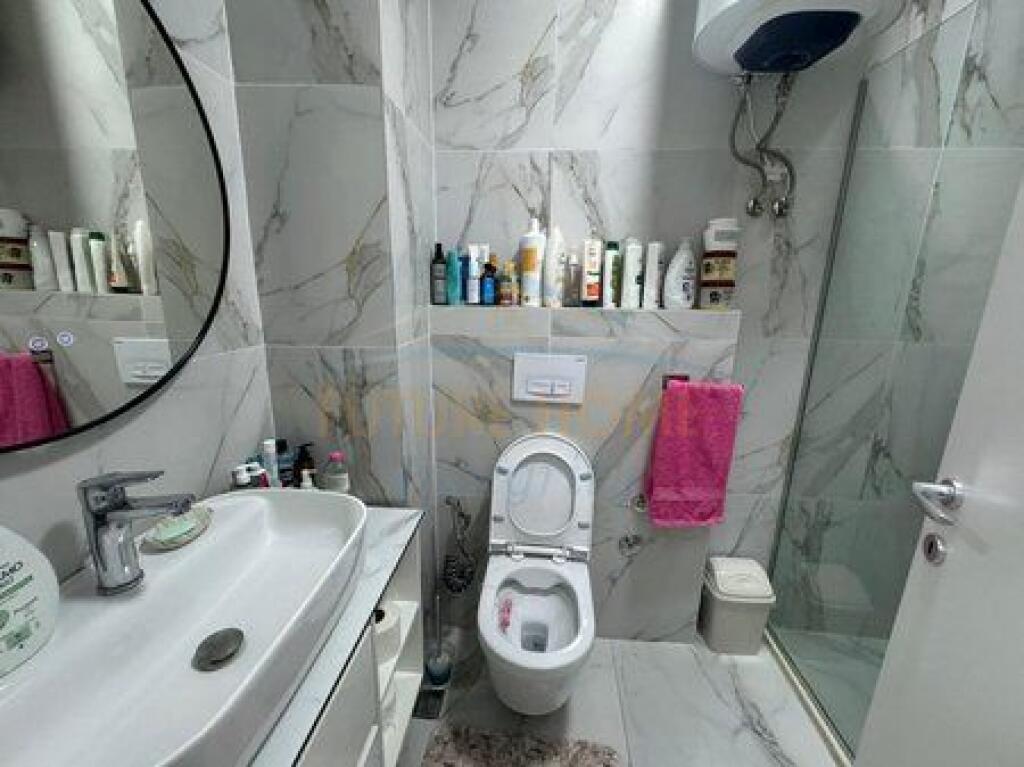 Shitet, Apartament 1+1+Verandë, Rruga e Dibrës, Tiranë.