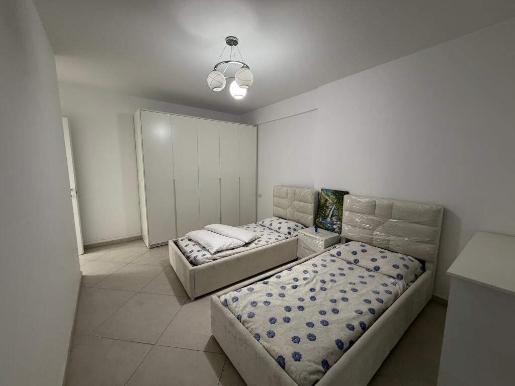 Jepet me qira apartament 2+1+2 + 🅿️ 📍 Don Bosko, pranë Fiori di Bosko 🏠 Apartamenti është totalisht i mobiluar 🛏️ 2 dhoma gjumi 🛋️ Sallon + kuzhinë 🚿 2 tualete 🚗 Post parkimi i përfshirë  💰 Çmimi: 800 € / muaj
