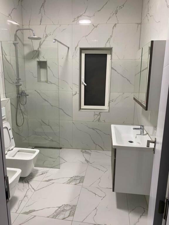 🏡 Jepet me qira apartament 1+1 me parkim (pjesë vile) 📍 Adresa: Medreseja, Rruga e Dibrës 💰 Çmimi: 50.000 lekë / muaj