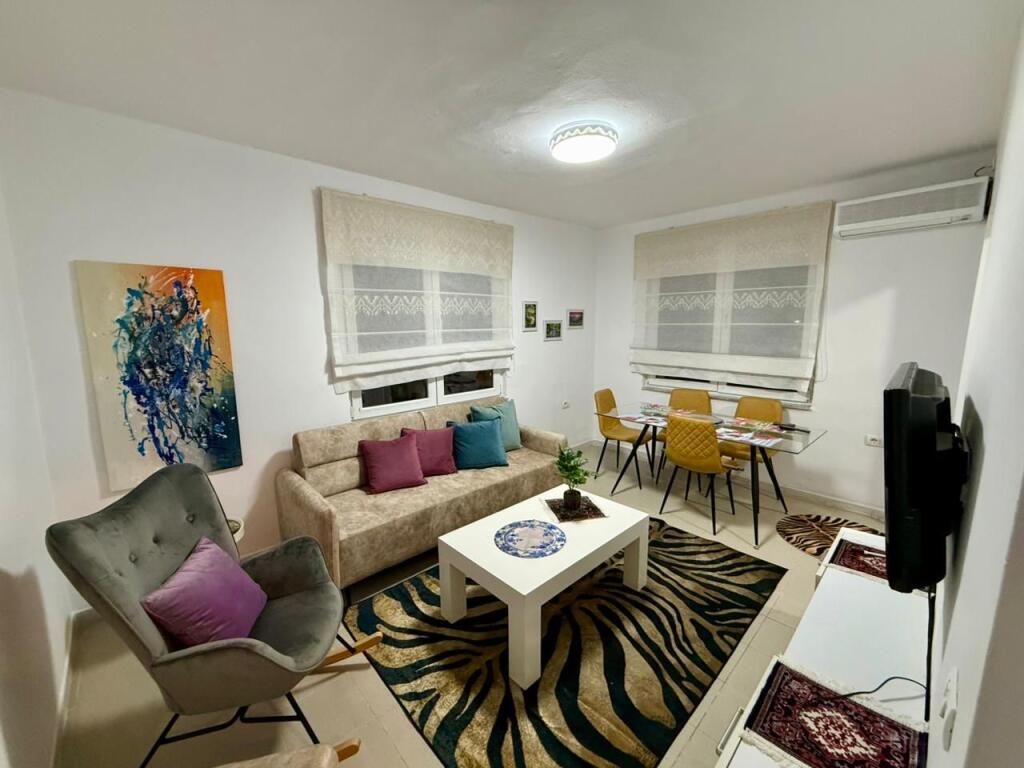 📣 QERA Apartament 1+1 📍 Prane 21-Dhjetorit 🛣️ Rruga e "Kavajes"✅I Pa Banuar Me Pare  ✨ 💶 Cmimi 50.000 Leke/Muaj