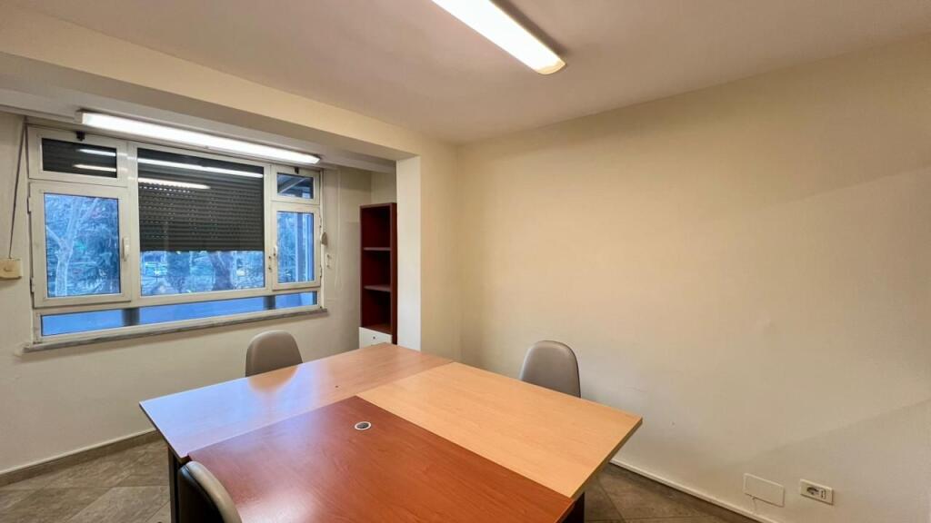Ufficio in Affitto: 4 Spazi di Lavoro📍Vasil Shanto (Vicino alla Tangenziale) - 55.000 Lek - Sup. 90m² || Posizione Vicino alla Strada Principale🔥