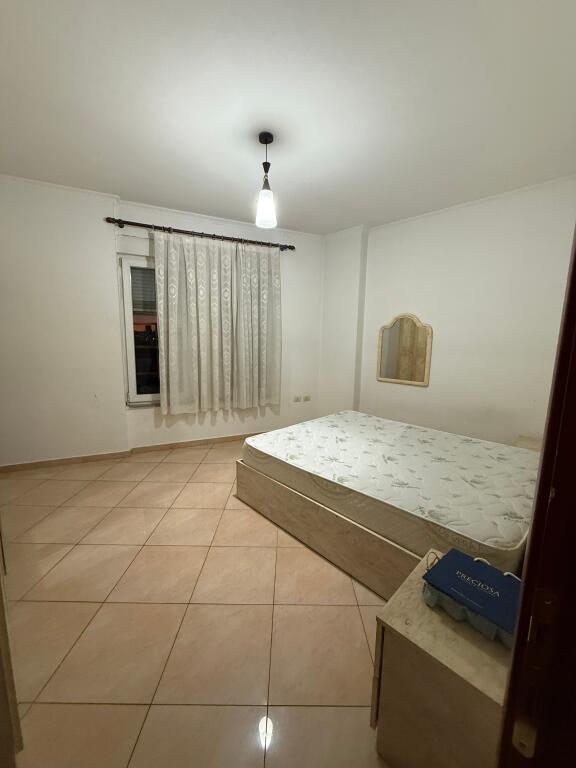 Jepet me qira – Apartament 1+1 📍 Porcelan, Rruga Xhanfize Keko