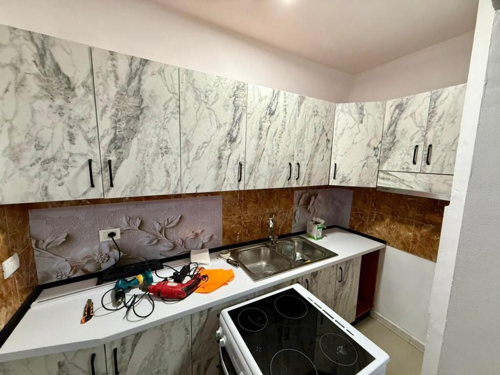 📣 QERA Apartament 1+1 📍 Prane 21-Dhjetorit 🛣️ Rruga e "Kavajes"✅I Pa Banuar Me Pare  ✨ 💶 Cmimi 50.000 Leke/Muaj