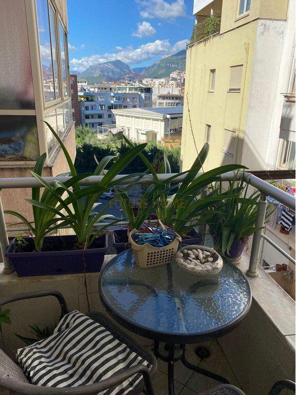 Shitet , Apartament 2+1 , Fresku , Tiranë.