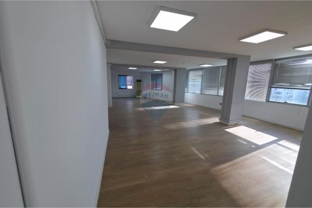 Zyrë me Qira – 370 m² te Usluga