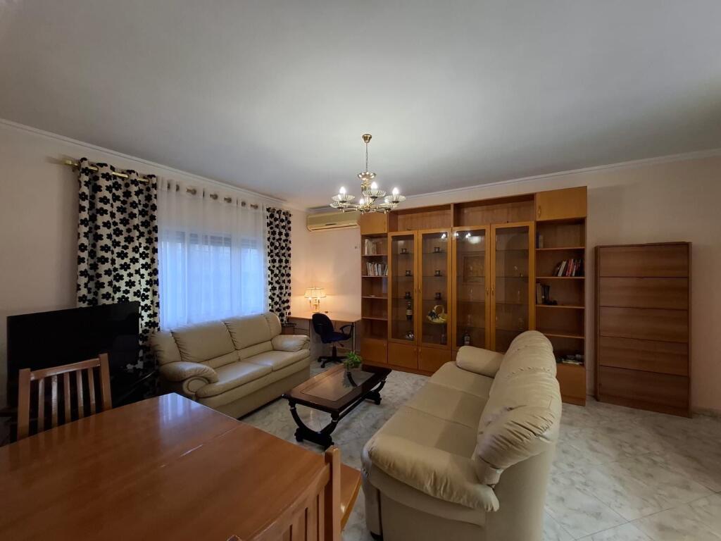 Apartament 1+1, Komuna e Parisit!