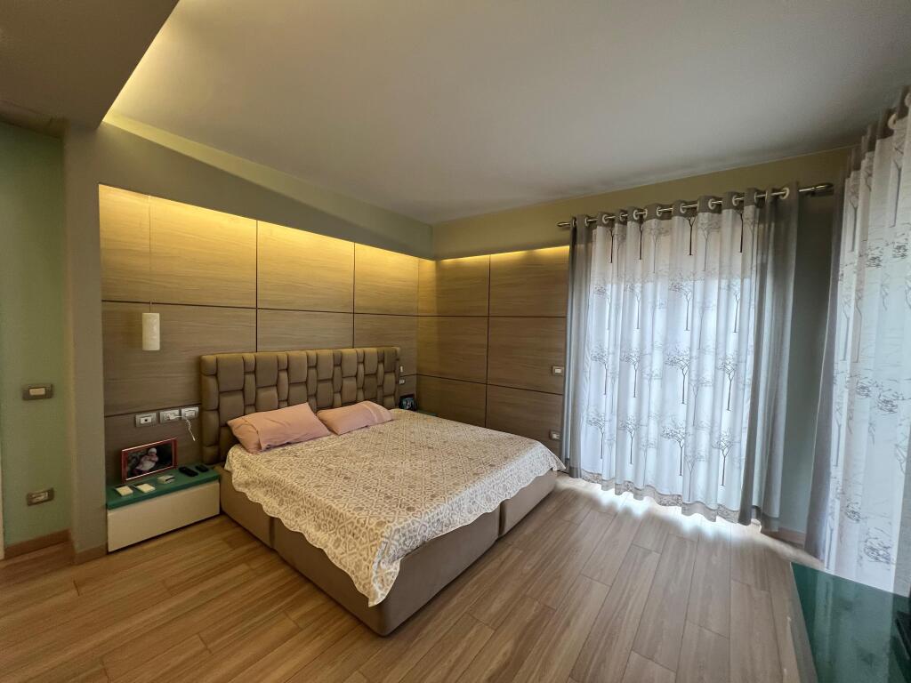 📣 QERA SUPER Apartament 2+1 Me 2 Tualete Dhe 2 Ballkone 📍 Zogu i Zi , Prane Ring Center ✨   🏢 Ndertim i Ri  🪜 Kati 5 (Me Ashensor)  📐 Siperfaqe Totale 147 m2  🛋️ Mobiluar Me Kushte Bashkekohore  ❌ Kusht Kontrate Noteriale   💶 Cmimi 1.100Euro Bruto