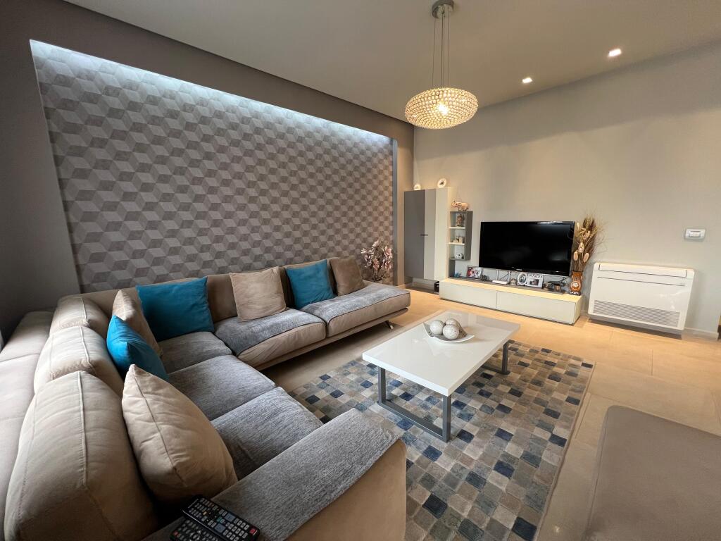 📣 QERA SUPER Apartament 2+1 Me 2 Tualete Dhe 2 Ballkone 📍 Zogu i Zi , Prane Ring Center ✨   🏢 Ndertim i Ri  🪜 Kati 5 (Me Ashensor)  📐 Siperfaqe Totale 147 m2  🛋️ Mobiluar Me Kushte Bashkekohore  ❌ Kusht Kontrate Noteriale   💶 Cmimi 1.100Euro Bruto