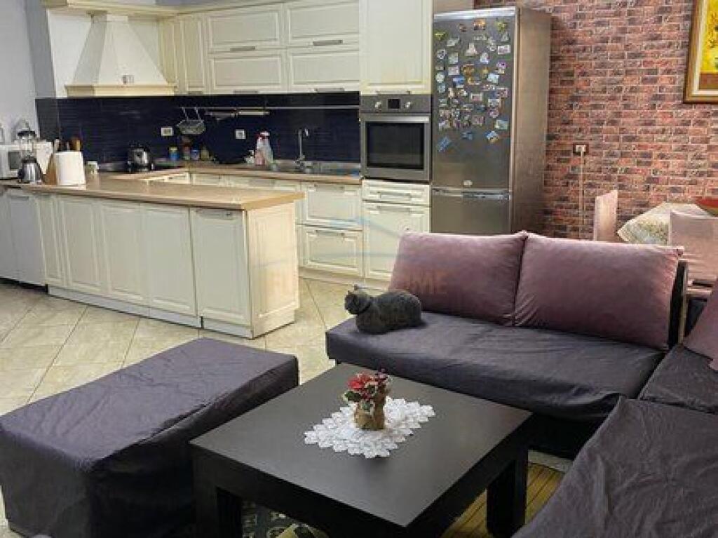 Shitet , Apartament 2+1 , Fresku , Tiranë
