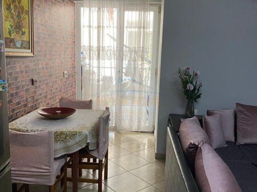 Shitet , Apartament 2+1 , Fresku , Tiranë