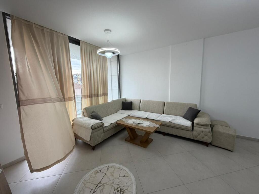 🏡 Jepet me qira apartament 2+1+2 + 🅿️ 📍 Don Bosko, pranë Fiori di Bosko💰 Çmimi: 800 € / muaj