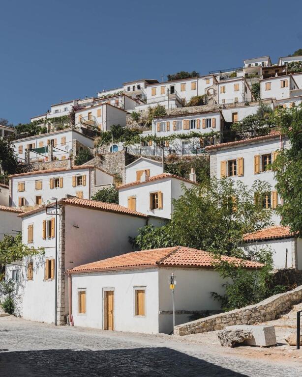 Casa Antica in Vendita a Vuno, Himarë con prezzo di 300.000 euro !