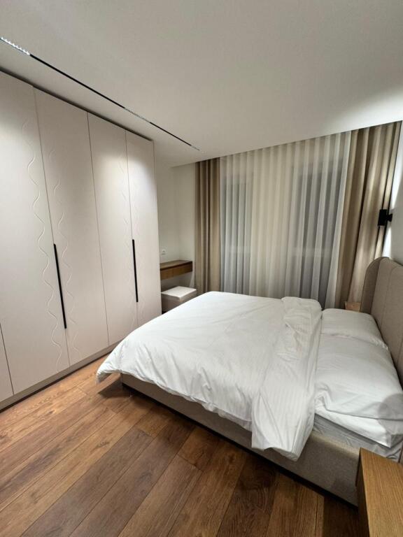 🏡 Jepet me qira apartament 2+1 me parkim 📍 Adresa: Xhamllik💰 Çmimi: 900€ (i diskutueshëm)