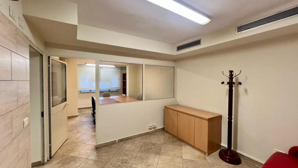 Ufficio in Affitto: 4 Spazi di Lavoro📍Vasil Shanto (Vicino alla Tangenziale) - 55.000 Lek - Sup. 90m² || Posizione Vicino alla Strada Principale🔥