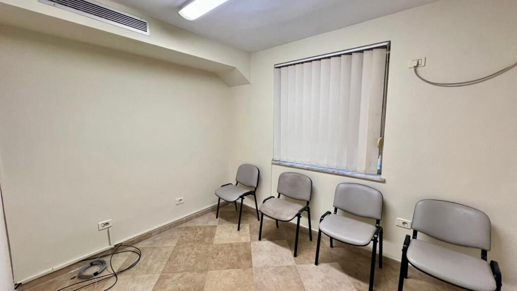 Ufficio in Affitto: 4 Spazi di Lavoro📍Vasil Shanto (Vicino alla Tangenziale) - 55.000 Lek - Sup. 90m² || Posizione Vicino alla Strada Principale🔥