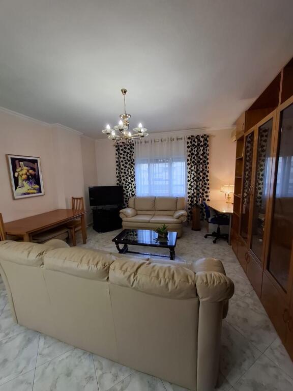 Apartament 1+1, Komuna e Parisit!