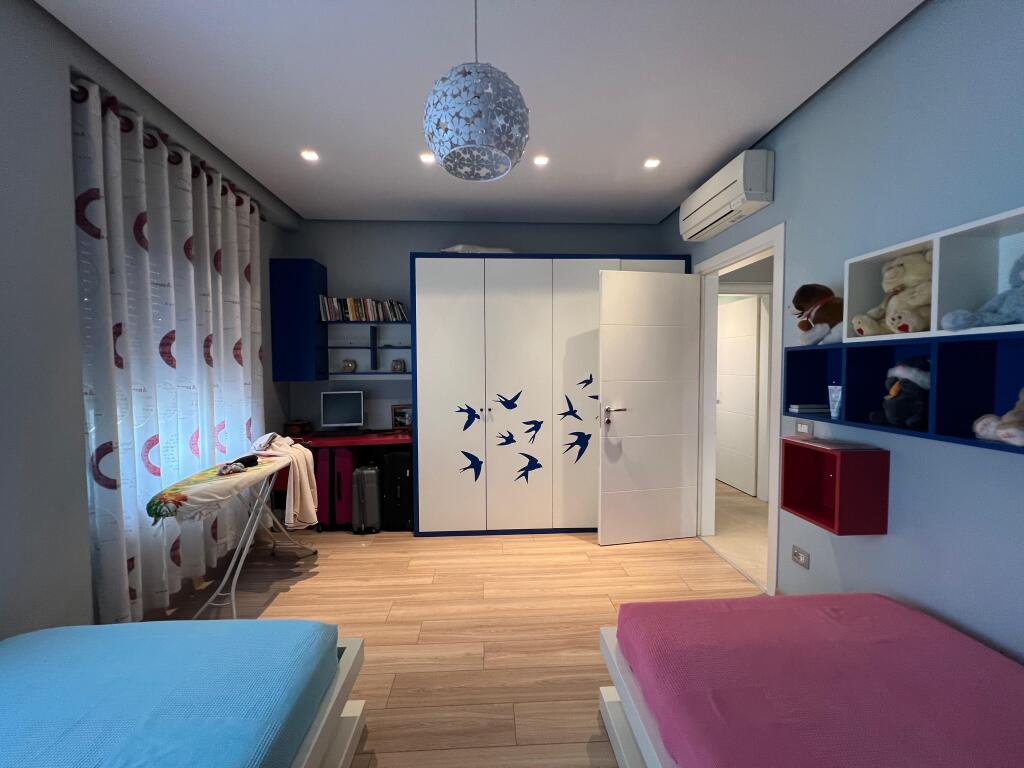 📣 QERA SUPER Apartament 2+1 Me 2 Tualete Dhe 2 Ballkone 📍 Zogu i Zi , Prane Ring Center ✨   🏢 Ndertim i Ri  🪜 Kati 5 (Me Ashensor)  📐 Siperfaqe Totale 147 m2  🛋️ Mobiluar Me Kushte Bashkekohore  ❌ Kusht Kontrate Noteriale   💶 Cmimi 1.100Euro Bruto