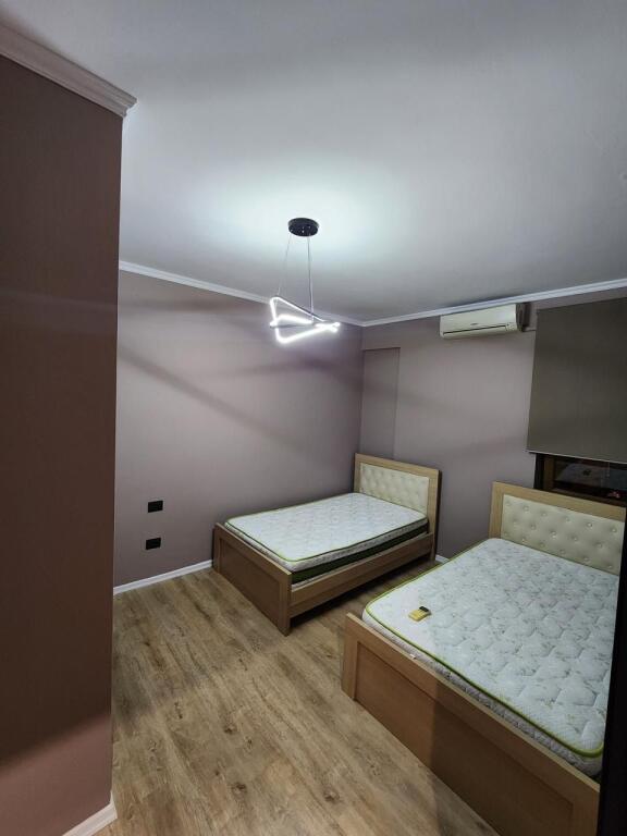 APARTAMENT 3+1+2 TUALETE PET QIRA,RRUGA E KAVAJËS