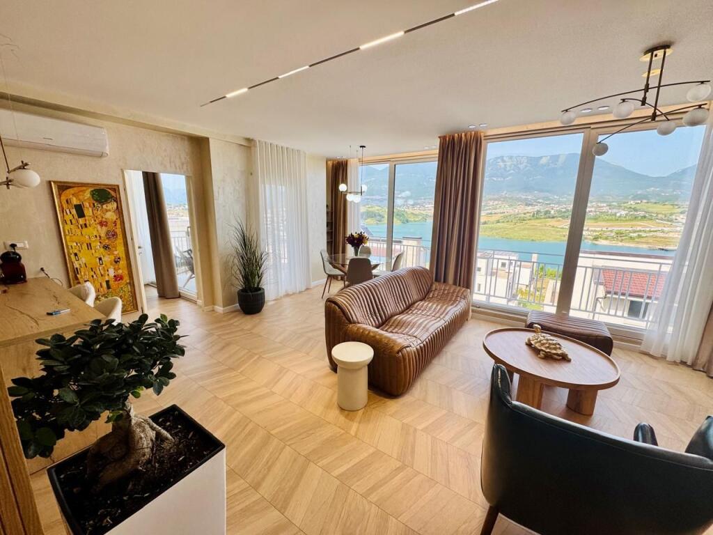 🏢In one of the residences near the panoramic lake of Farka, a 2+1+2+parking space apartment, furnished, is for rent 1,500Euro