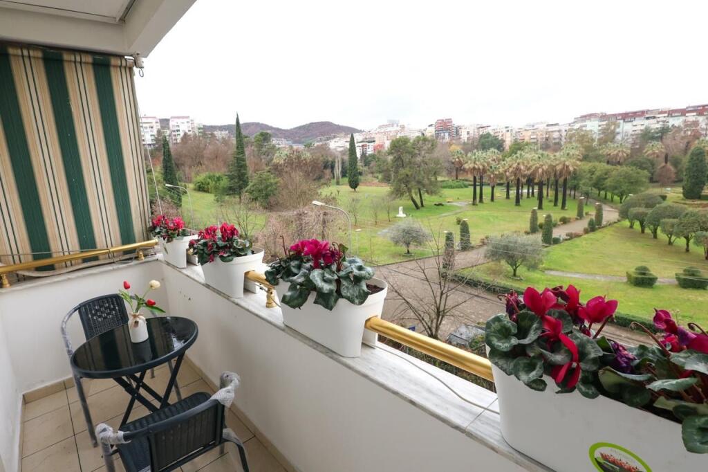 Apartament 2+1,te kopshti botanik afer pavarotit,700 euro