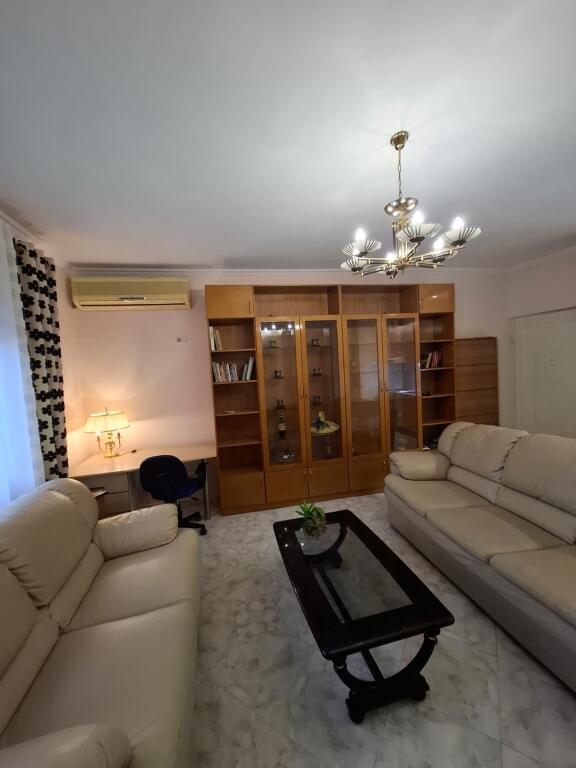 Apartament 1+1, Komuna e Parisit!