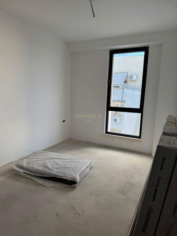Shitet apartament 2+1 rruga Jordan Misja