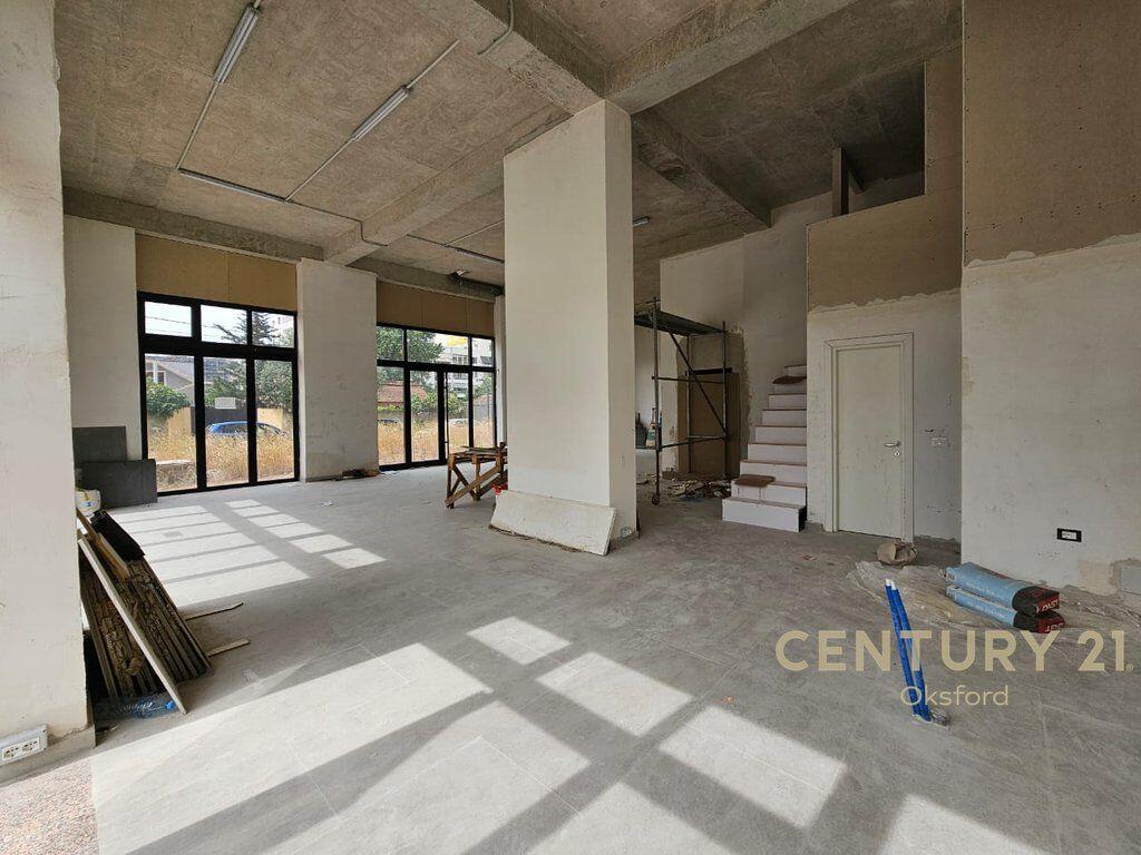 UNITÀ COMMERCIALE IN AFFITTO CON FACCIATA SU STRADA (ANGOLO), VICINO AL EX CAMPO DI AVIAZIONE 1.300 € /Mese