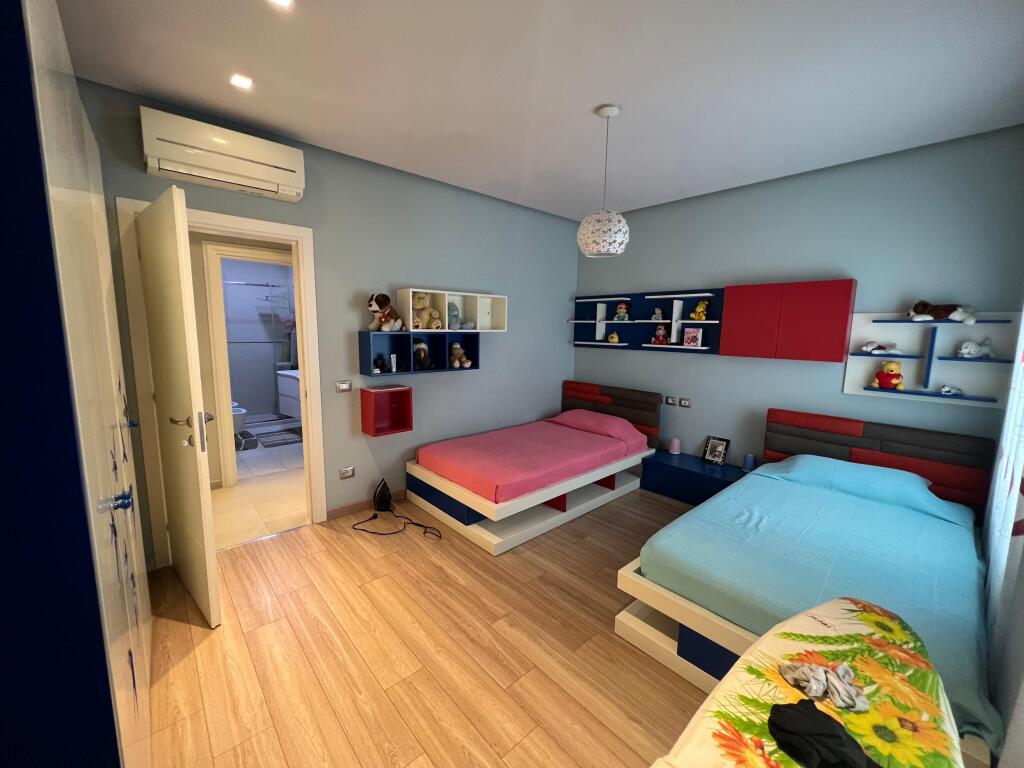 📣 QERA SUPER Apartament 2+1 Me 2 Tualete Dhe 2 Ballkone 📍 Zogu i Zi , Prane Ring Center ✨   🏢 Ndertim i Ri  🪜 Kati 5 (Me Ashensor)  📐 Siperfaqe Totale 147 m2  🛋️ Mobiluar Me Kushte Bashkekohore  ❌ Kusht Kontrate Noteriale   💶 Cmimi 1.100Euro Bruto