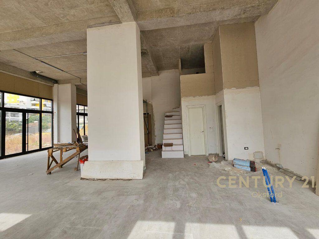 UNITÀ COMMERCIALE IN AFFITTO CON FACCIATA SU STRADA (ANGOLO), VICINO AL EX CAMPO DI AVIAZIONE 1.300 € /Mese
