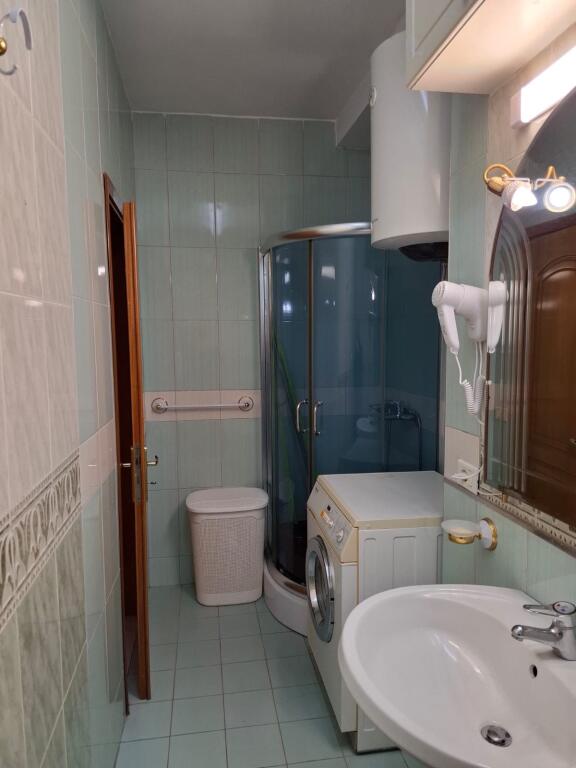 Apartament 1+1, Komuna e Parisit!